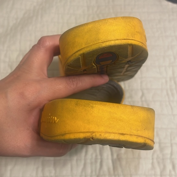 Champion yellow slides size 8 - Picture 3 of 4
